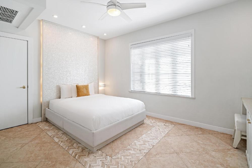 Cardozo Courtyard Queen interior